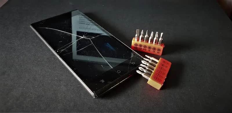 Czym skleić telefon, aby uniknąć kosztownych napraw i uszkodzeń?