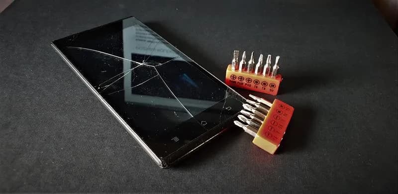 Czym skleić telefon, aby uniknąć kosztownych napraw i uszkodzeń?