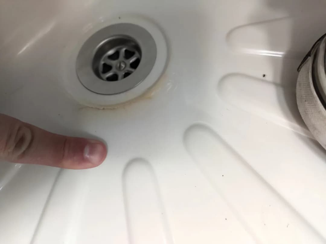 Czym skleić brodzik? Sprawdzone sposoby na trwałe naprawy