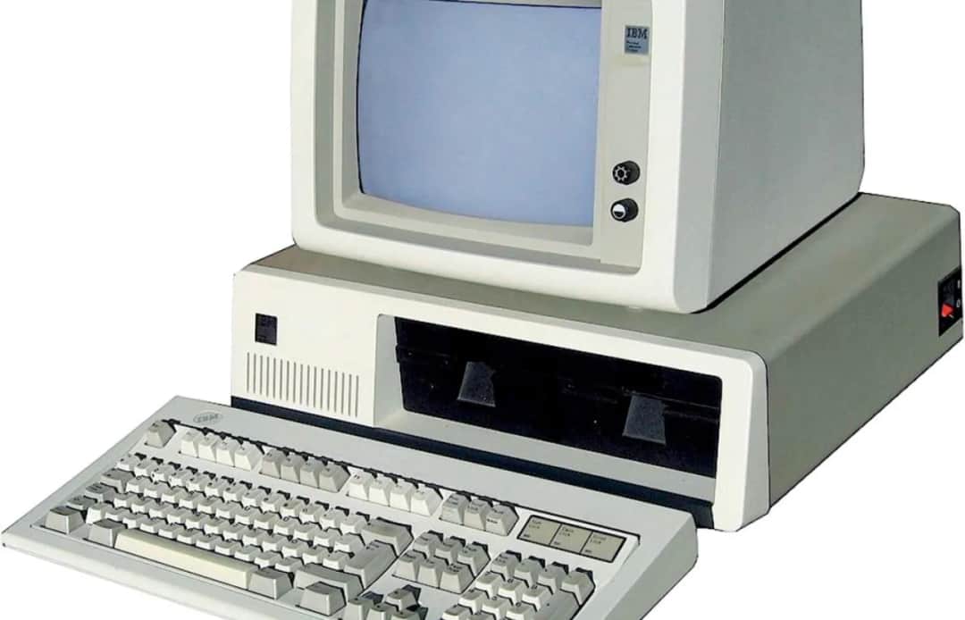 W którym roku powstał pierwszy komputer PC i dlaczego to ważne?