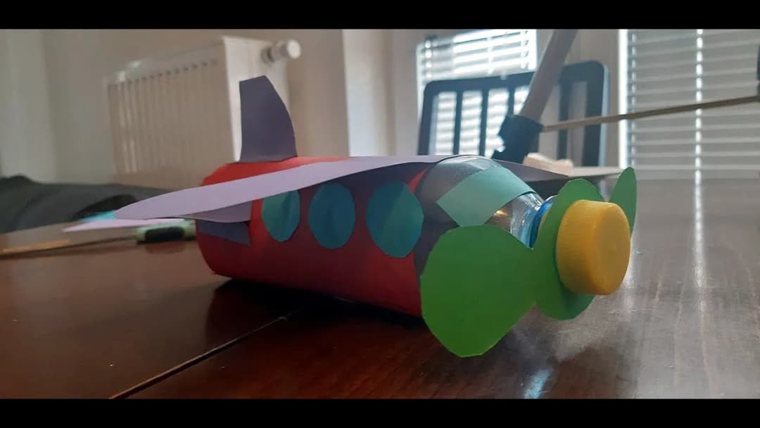 Jak zrobić samolot z butelki – prosty sposób na kreatywną zabawę