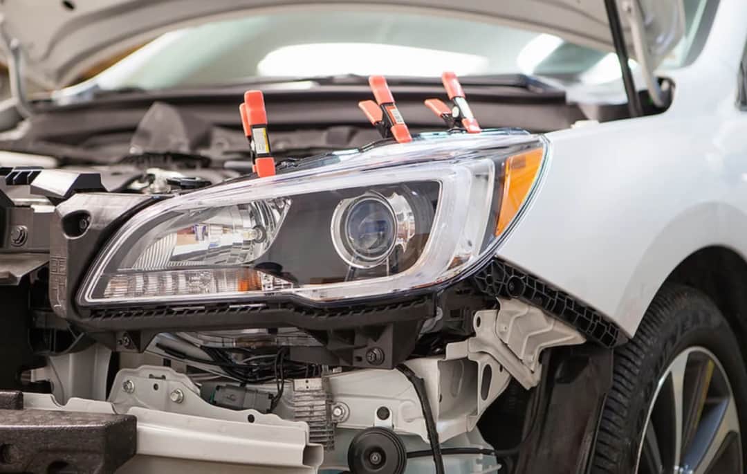 Czym skleić pęknięty klosz reflektora? Sprawdzone metody naprawy