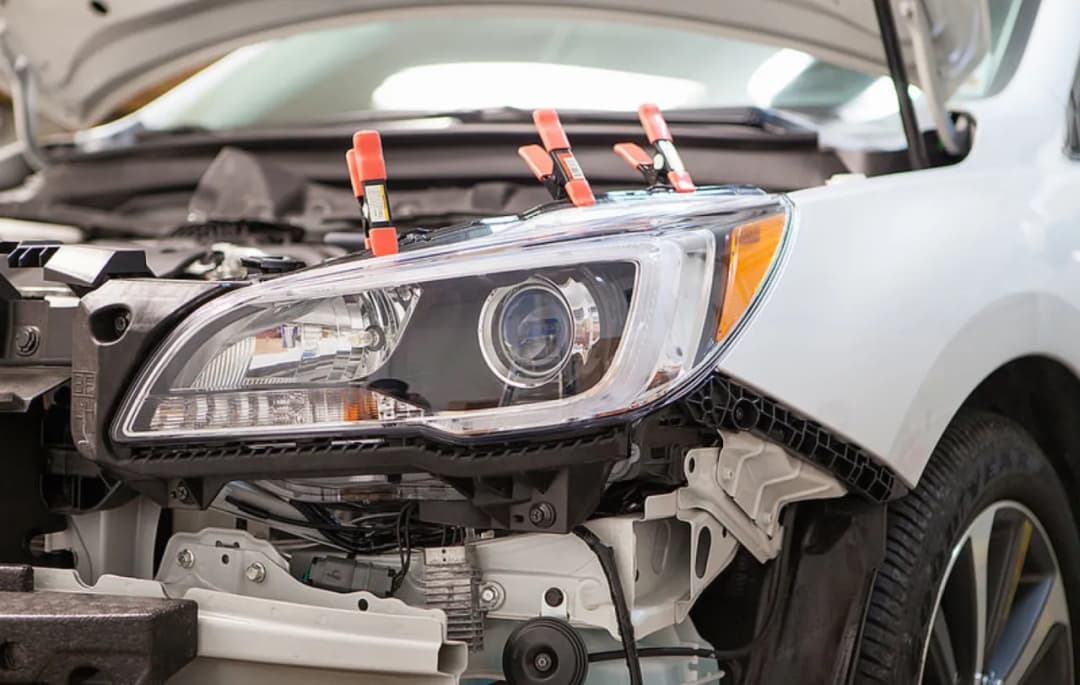 Czym skleić pęknięty klosz reflektora? Sprawdzone metody naprawy