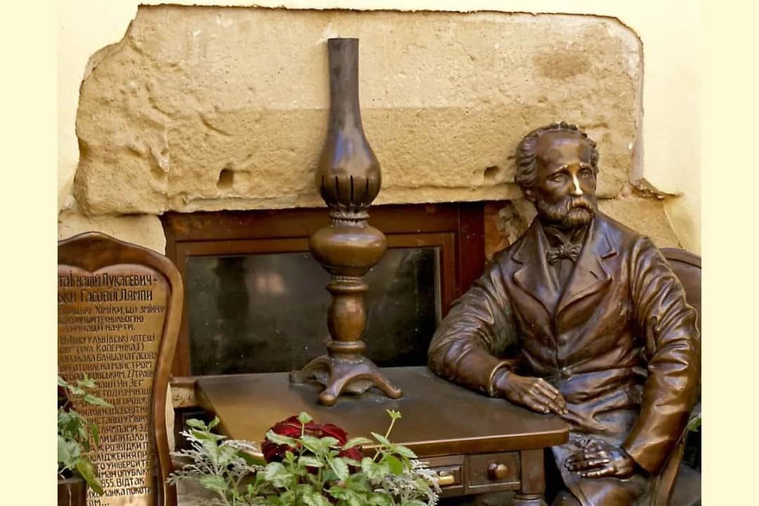 Kiedy powstała lampa naftowa? Odkryj jej wpływ na świat i historię