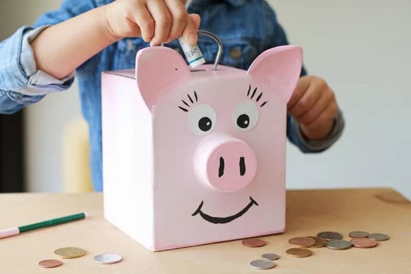 Jak zrobić skarbonkę z kartonu - proste kroki na kreatywny projekt