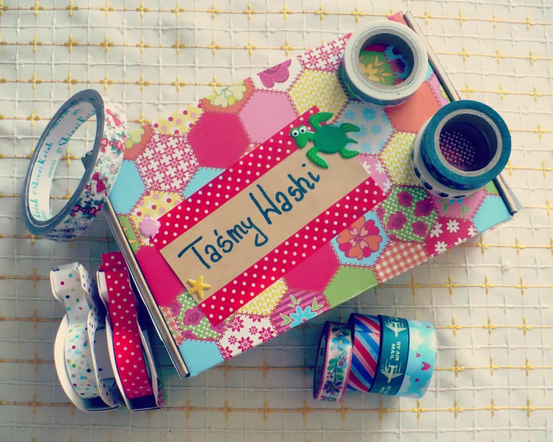 Zapisz instrukcję jak ozdobić pudełko na prezent w prosty sposób