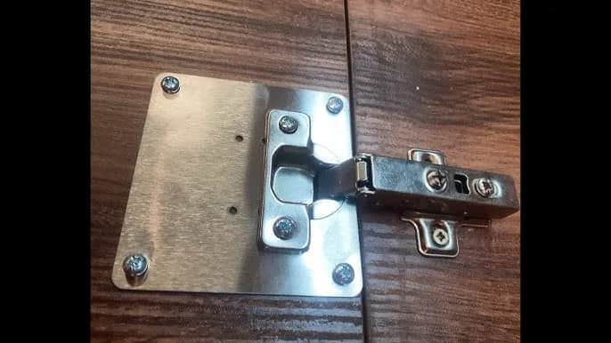 Jak naprawić zawias w wersalce i uniknąć kosztownej wymiany Jak naprawić zawias w wersalce i uniknąć kosztownej wymiany