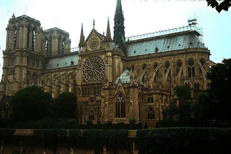 W jakiej epoce powstała katedra Notre-Dame i jej tajemnice architektury