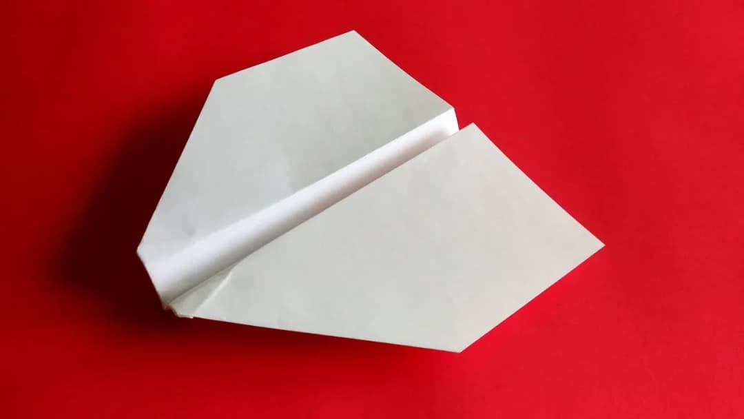Instrukcja jak zrobić samolot z papieru – proste kroki dla każdego