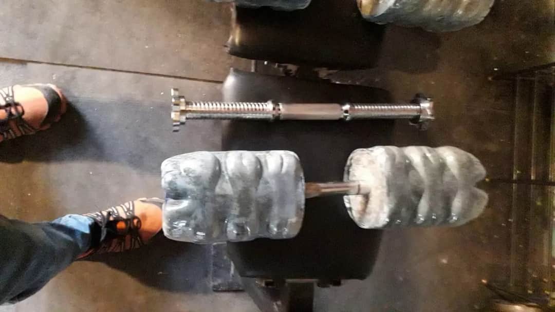 Jak zrobić hantle z butelek, aby zaoszczędzić na siłowni i trenować w domu