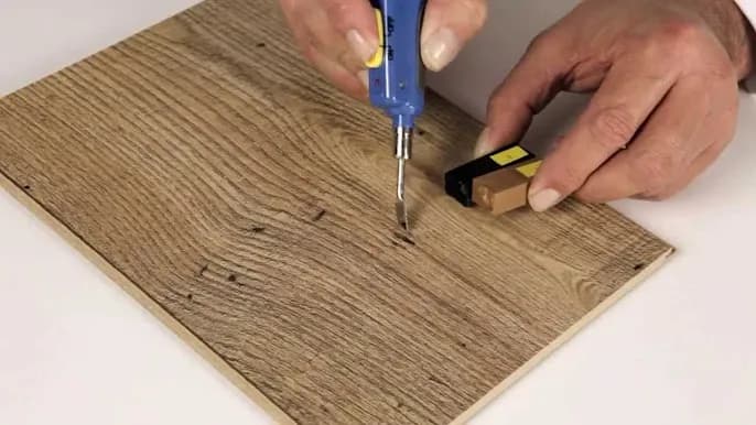 Jak naprawić dziurę w panelu - proste kroki, które uratują podłogę