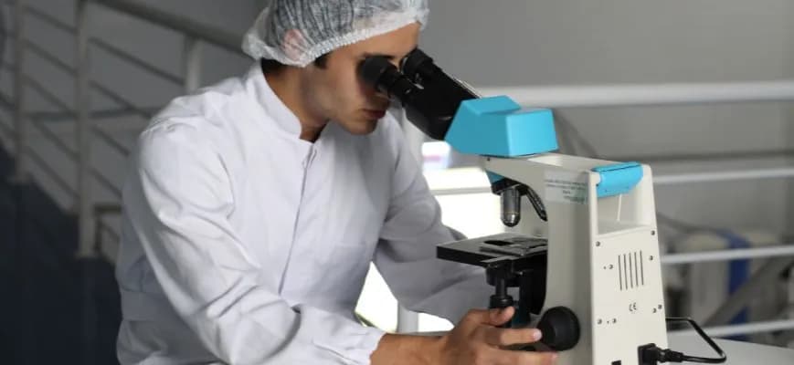 Kiedy powstał mikroskop? Odkryj fascynującą historię jego wynalazku